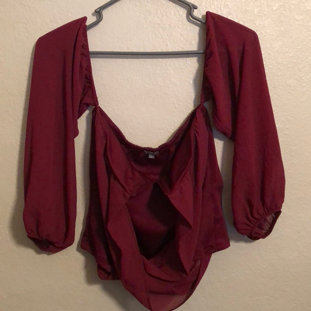 Off shoulder sleeve crop top